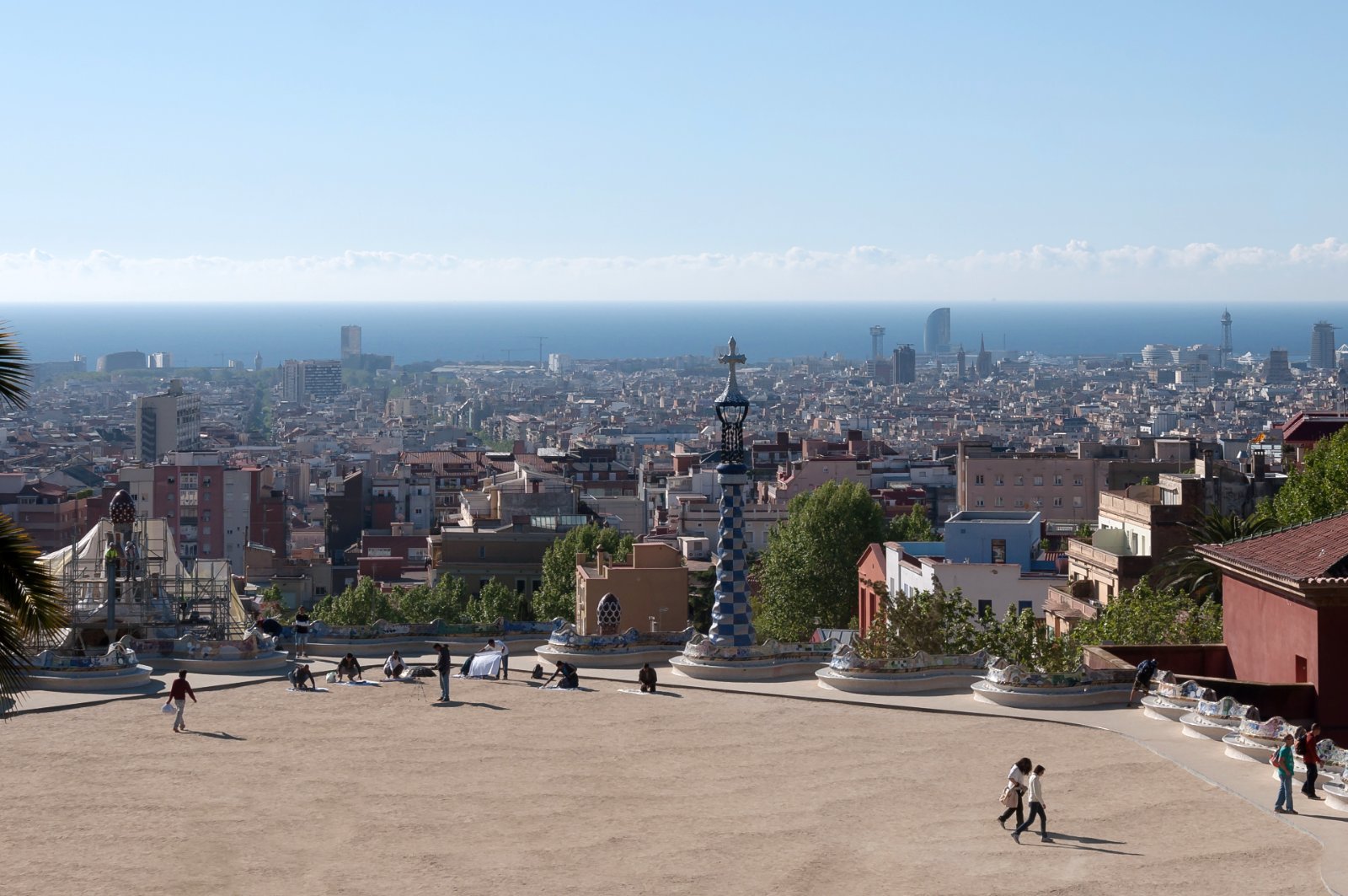 Terrasse du Park Güell dominant les toits de Barcelone et la mer