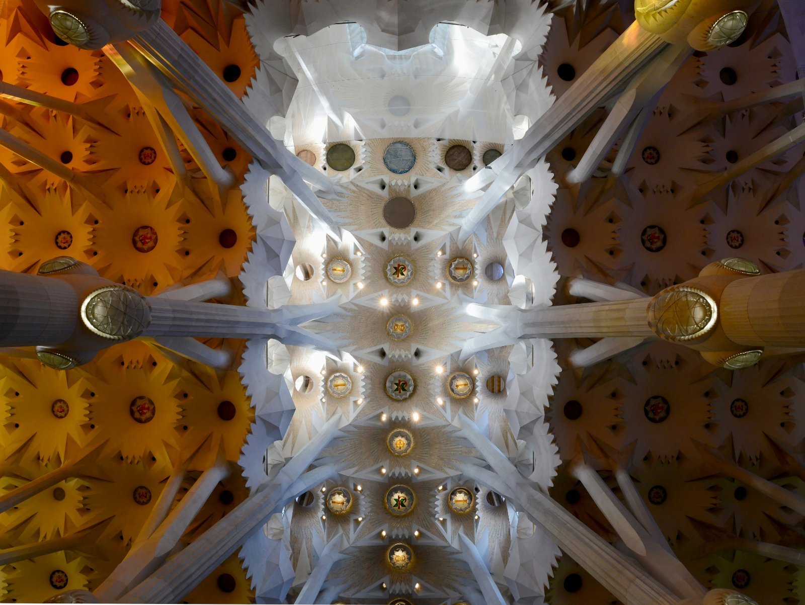 Voûtes colorées de la nef de la Sagrada Família vues depuis le sol