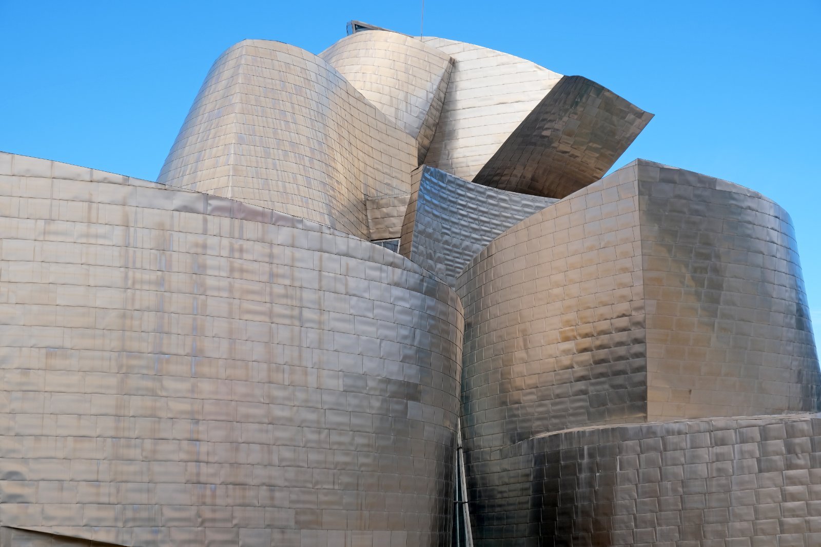 Courbes de titane du musée Guggenheim de Bilbao au bord du Nervión