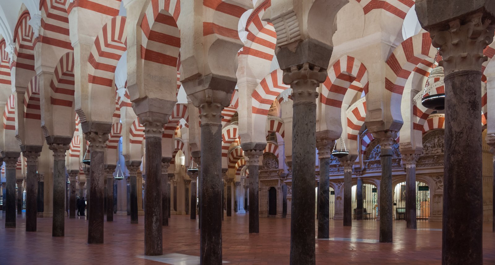 Forêt d'arcades rouges et blanches de la mosquée-cathédrale de Cordoue