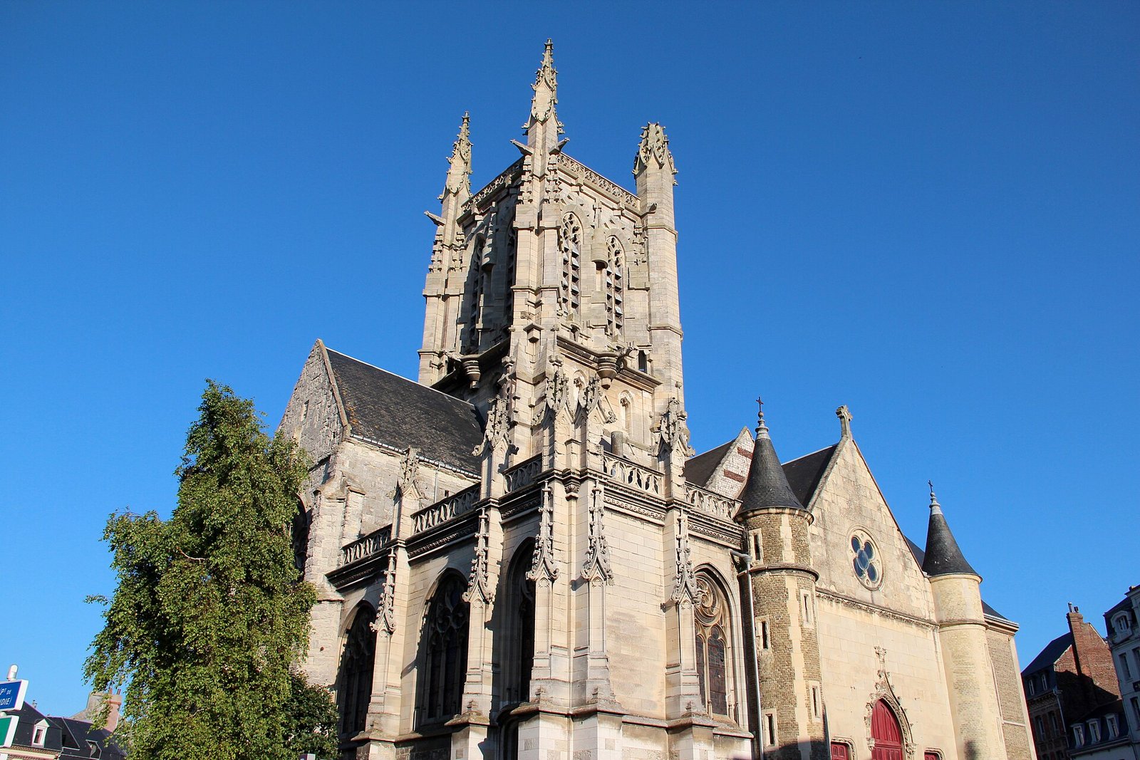 Église Saint-Étienne de Fécamp, édifice du XVIe siècle dominant le port