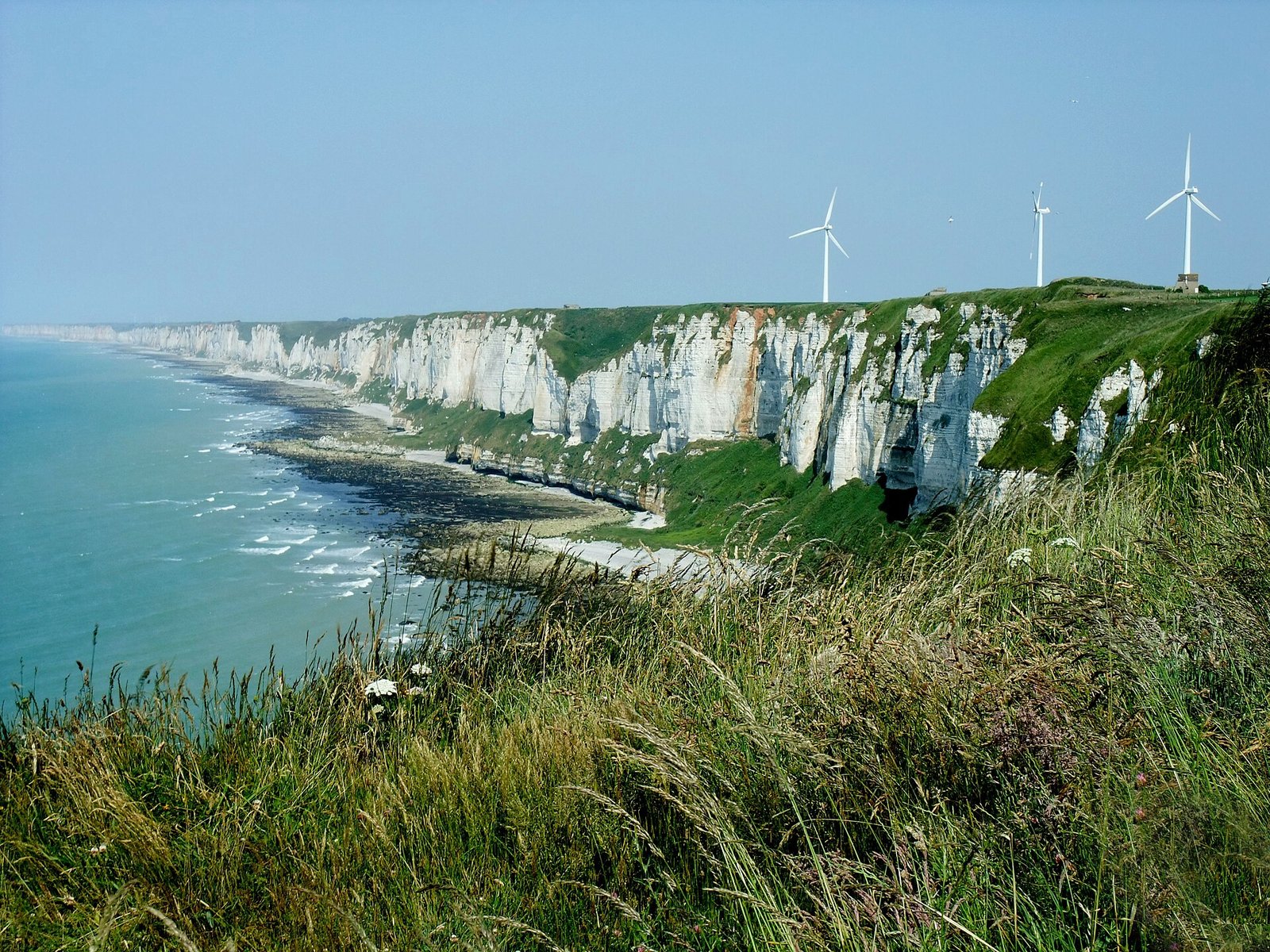 Falaises blanches de la Côte d'Albâtre et éoliennes au Cap Fagnet à Fécamp