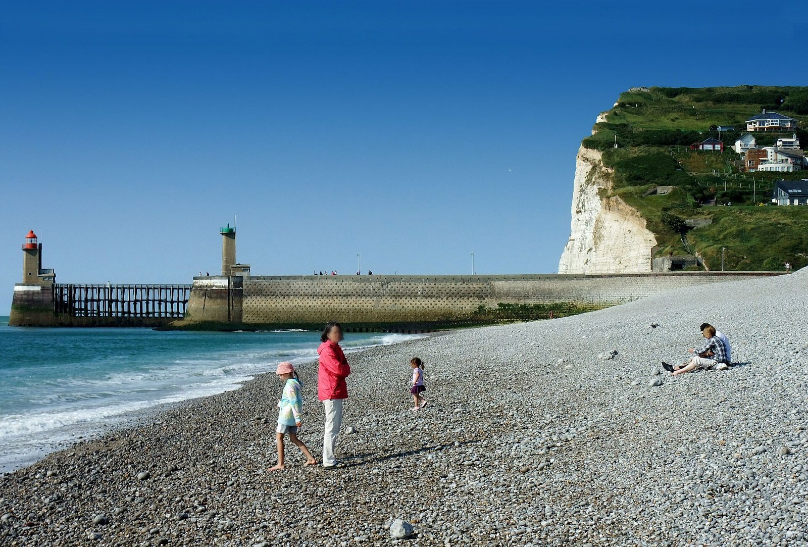Plage de galets de Fécamp dominée par les falaises de la Côte d'Albâtre