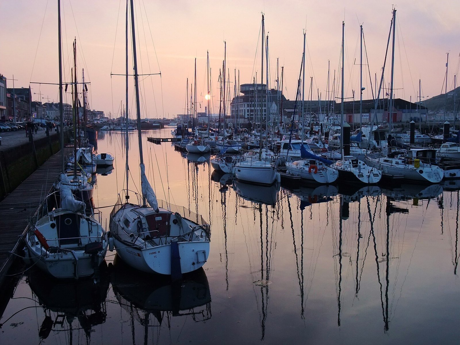 Bateaux amarrés dans le port de plaisance de Fécamp en Normandie