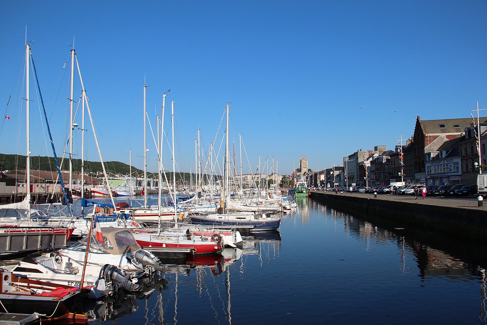 Le quai Bérigny à Fécamp, secteur des restaurants de poisson face au port