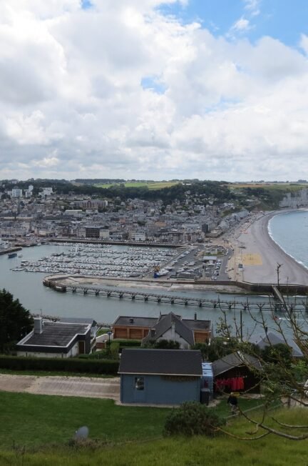 Vue panoramique sur la ville et le port de Fécamp depuis les hauteurs, en Normandie