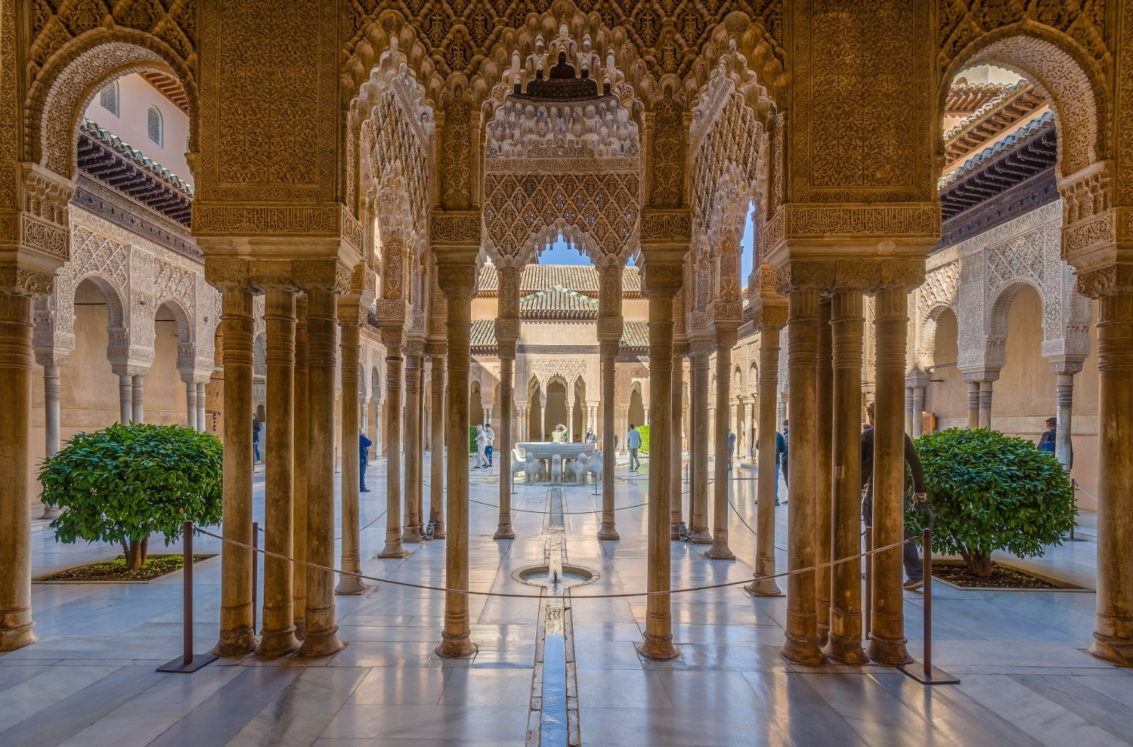 Cour des Lions de l'Alhambra avec sa fontaine et ses colonnes de marbre