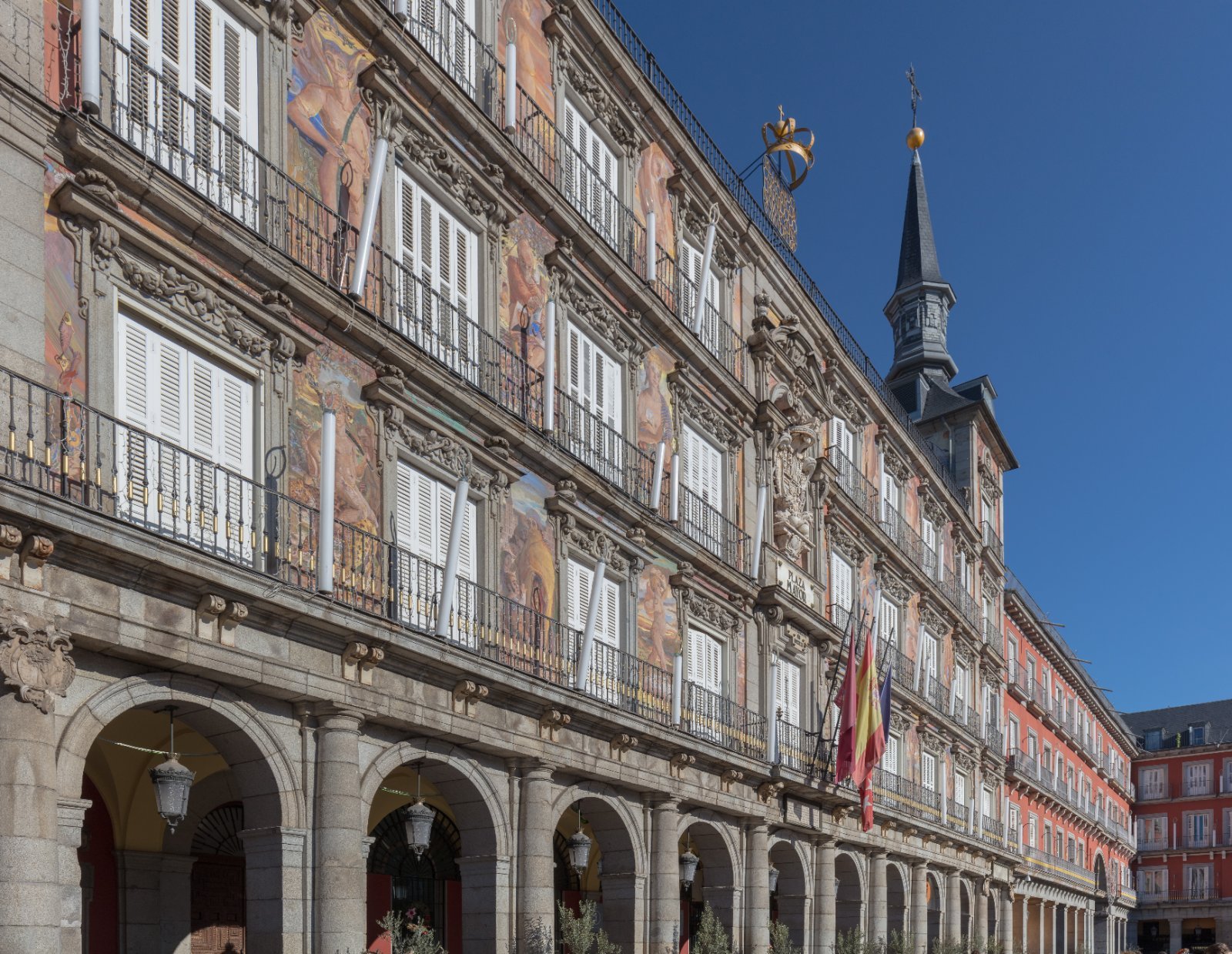 Façades ocre et arcades de la Plaza Mayor de Madrid au petit matin