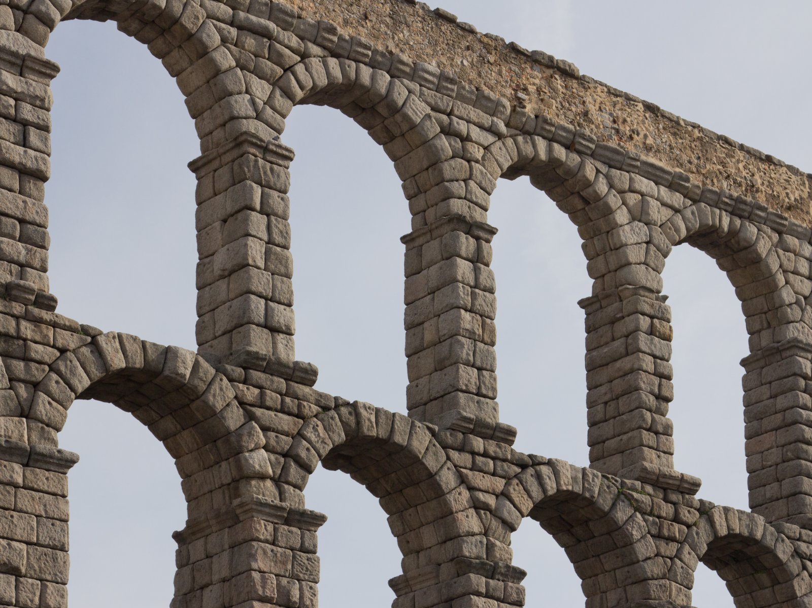 Double rangée d'arches de l'aqueduc romain de Ségovie en pierre sèche
