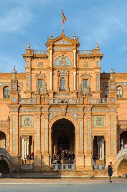 Bâtiment principal de la Plaza de España de Séville en fin d'après-midi