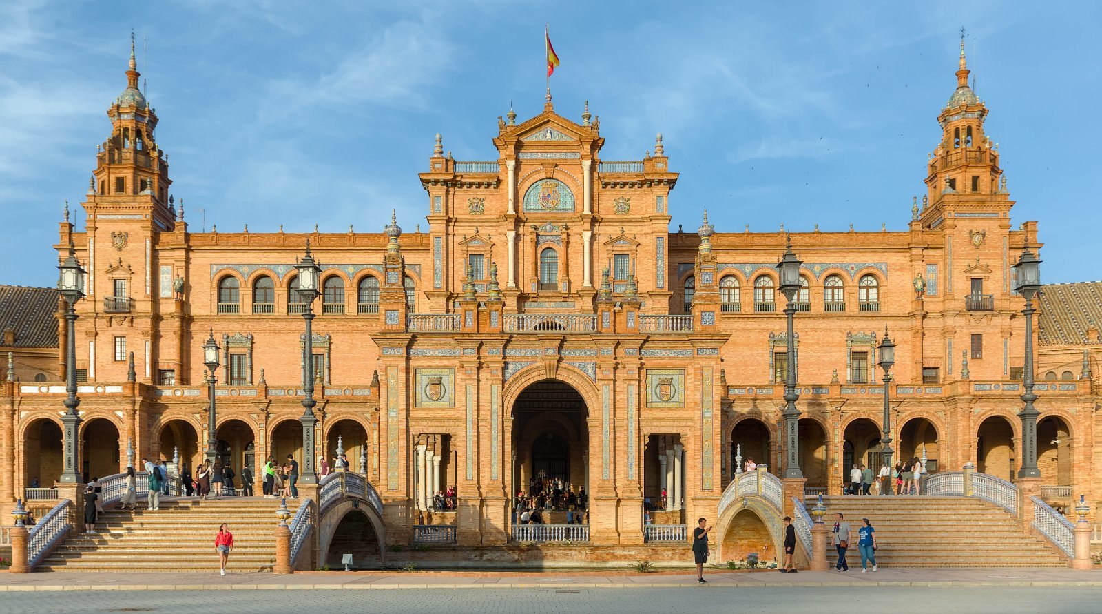 Bâtiment principal de la Plaza de España de Séville en fin d'après-midi