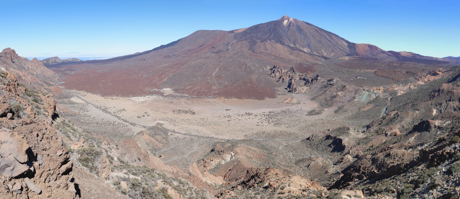 Pico del Teide dominant la caldeira des Cañadas et ses coulées volcaniques